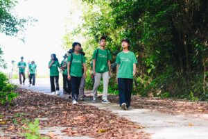 The group members walked and explored the wildlife and plants of Son Tra.