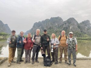 Khoảnh khắc kết nối giữa du khách và chuyên gia HiVOOC giữa khung cảnh Ninh Bình đầy thơ mộng. Hình ảnh: HiVOOC.