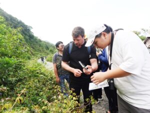 The students explored Son Tra’s plants together with a foreign expert.