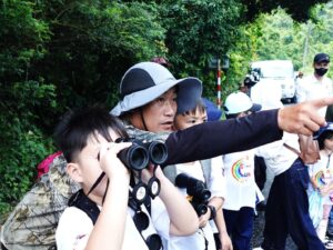 The HiVOOC team guiding the students as they observe the "Queens of Primates."