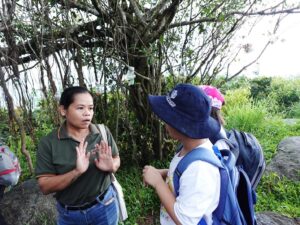 Ms. Le Trang sharing stories and information about the wildlife of Son Tra with the students.