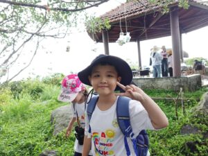 The rain cannot stop the footsteps of children passionate about discovery.